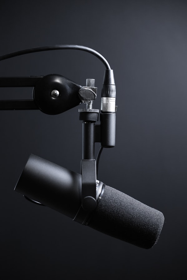 Installation de microphones professionnels pour balados de marque dans un studio d'enregistrement insonorisé